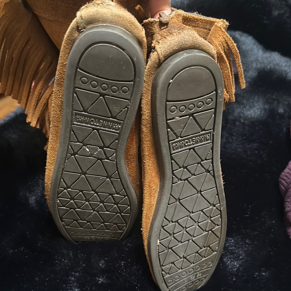 Minnetonka Tan Suede Moccasin Fringe Shoes - Picture 8 of 12